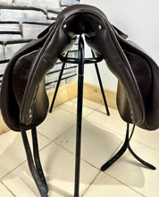Load image into Gallery viewer, 18” Medium Morris &amp; Nolan Dressage Saddle - Brown