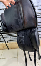 Load image into Gallery viewer, 16 1/2” MW Farrington Centreline Dressage Saddle - Black