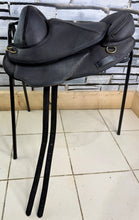 Load image into Gallery viewer, 17” Torsion Treeless Close Contact GP XtraLite Saddle - Black - Endurance