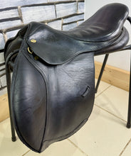 Load image into Gallery viewer, 17 1/2” Wide Eric Thomas Close Contact Jump Saddle - Black