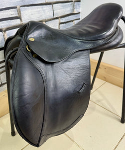 17 1/2” Wide Eric Thomas Close Contact Jump Saddle - Black