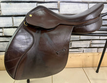 Load image into Gallery viewer, 17” MW Heritage Close Contact Jump Saddle - Brown