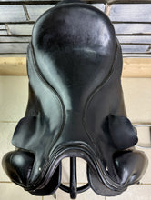 Load image into Gallery viewer, 17 1/2” Wide Orthoflex Panel Saddle - Black