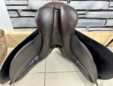 Load image into Gallery viewer, 16 1/2” Wide Kings Saddlery Show/WH Saddle - Brown