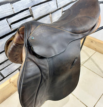 Load image into Gallery viewer, 17 1/2” MN (Fit 27) Stubben Siegfried CS Biomex Jump Saddle - Brown