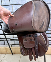 Load image into Gallery viewer, 17” Wide Changeable Gullet Whitaker Overton Jumping Saddle - Brown
