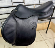 Load image into Gallery viewer, 17 1/2” MW Devoucoux Socca Jump Saddle - Black