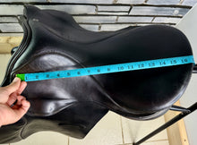 Load image into Gallery viewer, 17” Wide Jeffries Falcon Hawk Event Saddle - Black