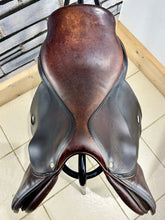 Load image into Gallery viewer, 17 1/2” MW Bruno Del Grange Close Contact Jump Saddle - Brown
