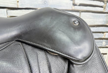 Load image into Gallery viewer, Size 2/18” Changeable Gullet Width 3 Wow Competitor Dressage Saddle - Black