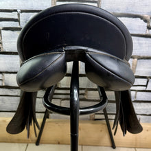Load image into Gallery viewer, 17 1/2” MW/Changeable Gullet Wintec GP Saddle - Black - Lightweight