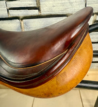 Load image into Gallery viewer, 16 1/2” MW Harry Dabbs Original AO Close Contact Jump Saddle - Brown