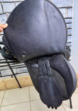Load image into Gallery viewer, 17” XW/Changeable Gullet Wintec 2000 GP Saddle - Black