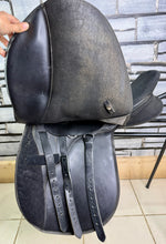 Load image into Gallery viewer, 18” XXW Thorowgood Griffin Cob GP Saddle -Black- Extra Wide -Flat Tree-