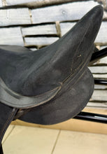 Load image into Gallery viewer, 18” XW Changeable Gullet Thorowgood Compact GP Saddle -Black- Flocked