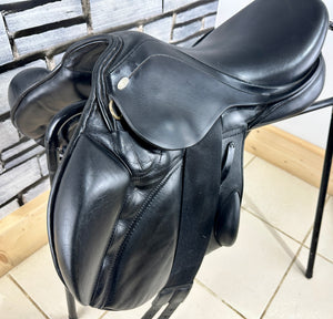 16 1/2” Wide  Kentaur Eventer I Monoflap Jump/XC Saddle - Black