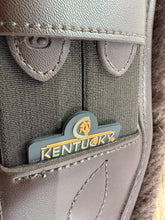 Load image into Gallery viewer, S/H 24”/60cm Kentucky Horsewear Sheepskin Anatomic Short Girth