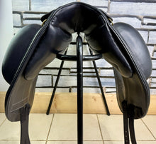 Load image into Gallery viewer, 17 1/2” Wide Stride Free Elite Dressage Saddle - Black