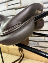 Load image into Gallery viewer, 17” XW Voltaire Lexington Monoflap Jump Saddle - Brown
