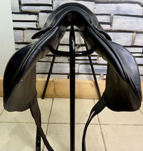 Load image into Gallery viewer, 17 1/2” Medium-MW Devoucoux Chiberta Lab Monoflap Jump Saddle - Black/Orange