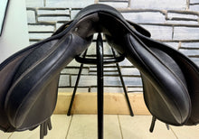 Load image into Gallery viewer, 17 1/2” Wide/Changeable Gullet Wintec GP Saddle - Black - Flocked - Lightweight