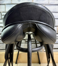 Load image into Gallery viewer, 17 1/2” Medium Barnsby Dressage Saddle - Black