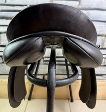 Load image into Gallery viewer, 16 1/2” MW/Wide Jeffries Falcon English Event GP Saddle - Black
