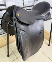Load image into Gallery viewer, 17” MW Black Country WH/VSD Saddle - Dark Havana/Black