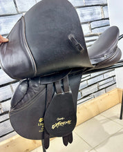 Load image into Gallery viewer, 17” Medium County Extreme Lightweight Jump/XC Saddle - Brown