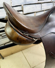 Load image into Gallery viewer, 16 1/2” Wide Sandringham Cob GP Saddle - Brown - English Leather