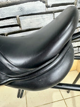 Load image into Gallery viewer, 16 1/2” Wide  Kentaur Eventer I Monoflap Jump/XC Saddle - Black