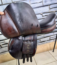 Load image into Gallery viewer, 17 1/2” MW Frank Baines Elan Close Contact Jump Saddle - Brown