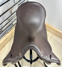 Load image into Gallery viewer, 18” Medium Morris &amp; Nolan Dressage Saddle - Brown