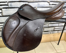 Load image into Gallery viewer, 17” 32/Wide Stubben Juventus Jump Saddle - Brown