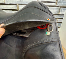 Load image into Gallery viewer, 16 1/2” MW Farrington Centreline Dressage Saddle - Black
