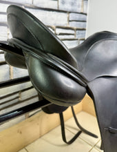 Load image into Gallery viewer, 17 1/2” MN Albion Ultima Dressage Saddle - Black