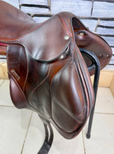 Load image into Gallery viewer, 17 1/2” MW Devoucoux Chiberta O Jump Saddle - Brown
