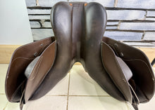 Load image into Gallery viewer, 17” MW/Wide Whitaker Madrid Jump Saddle - Brown