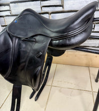 Load image into Gallery viewer, 17” MW Southern Stars Monoflap Jump Saddle - Black