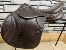 Load image into Gallery viewer, 17” Wide Changeable Gullet Whitaker Overton Jumping Saddle - Brown