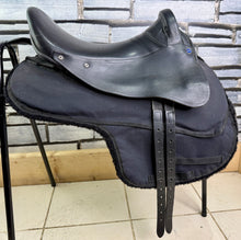 Load image into Gallery viewer, 17” Wide Free &amp; Easy Endurance/Floating Panel Saddle - Black