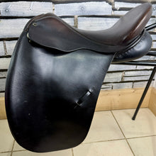 Load image into Gallery viewer, 17 1/2” XW Black Country WH/Show Saddle - Dark Havana