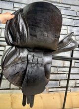 Load image into Gallery viewer, 17 1/2” Medium Albion Kontrol Forward Flap Jump Saddle - Brown