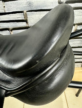 Load image into Gallery viewer, 17 1/2” XW Silhouette Cob WH/VSD/GP Saddle - Black