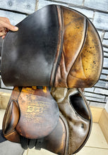 Load image into Gallery viewer, 17 1/2” MN (Fit 27) Stubben Siegfried CS Biomex Jump Saddle - Brown