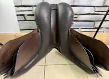 Load image into Gallery viewer, 17 1/2” XW Ideal VSD H&amp;C Cob GP Saddle -Brown- Point &amp; Balance Straps