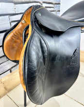 Load image into Gallery viewer, 18” MW (Fit 31) Stubben Siegfried Extra GP/Jump Saddle - Black/Tan