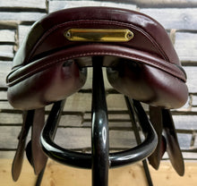 Load image into Gallery viewer, 17” Medium Prestige/John Whitaker Jump Saddle - Burgundy