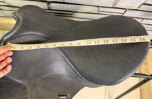 Load image into Gallery viewer, 17” M/Changeable Gullet Wintec Dressage Saddle - Black