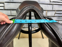 Load image into Gallery viewer, 17 1/2” Medium Silhouette MonoFlap Jump Saddle - Brown